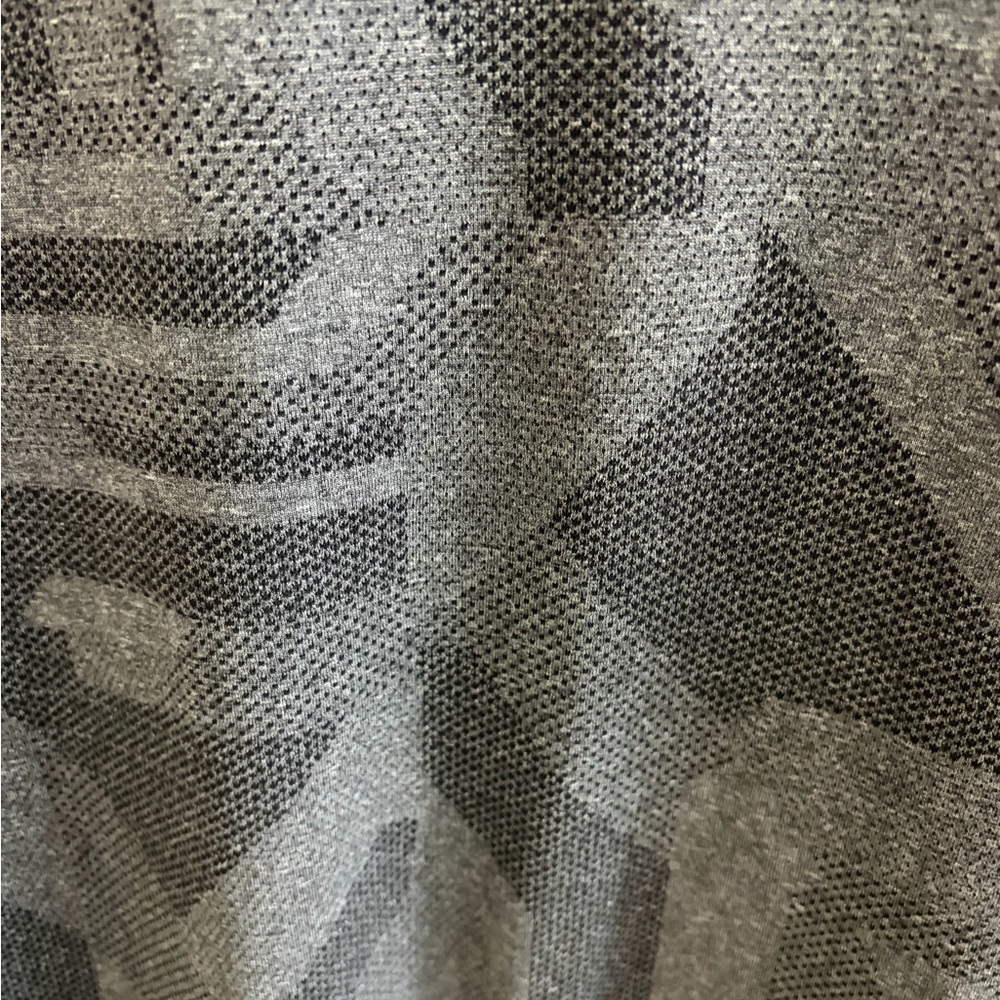Lululemon Metal Vent Tech Half-Zip in a Camo Black Slate Patten Size Medium - Picture 10 of 12